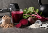 proteinpulver i ett mått, rödbeta och rödbetsjuice, samt magnesiumkaplsar.